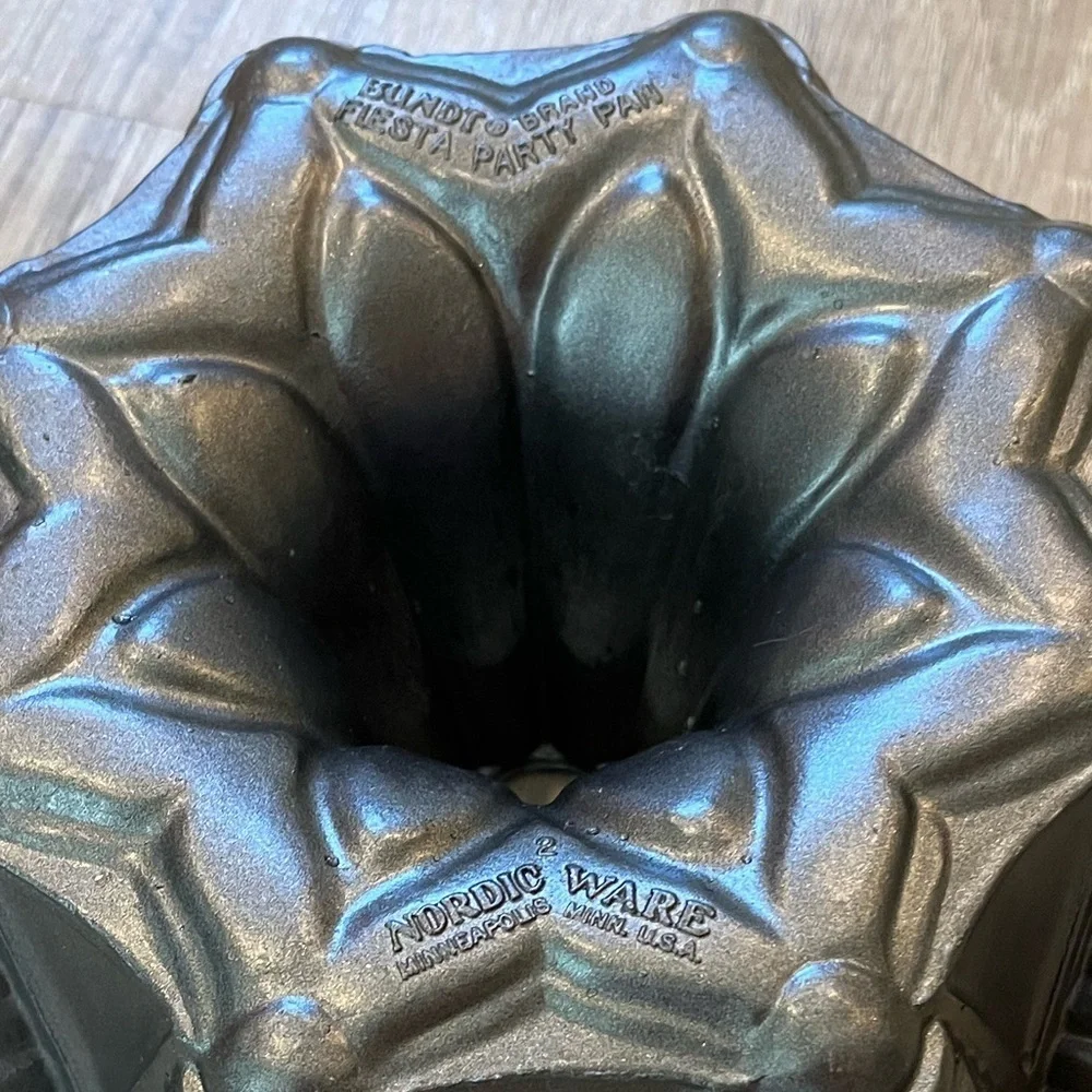 Nordic Ware Bundt Brand Fiesta Party Cake Pan